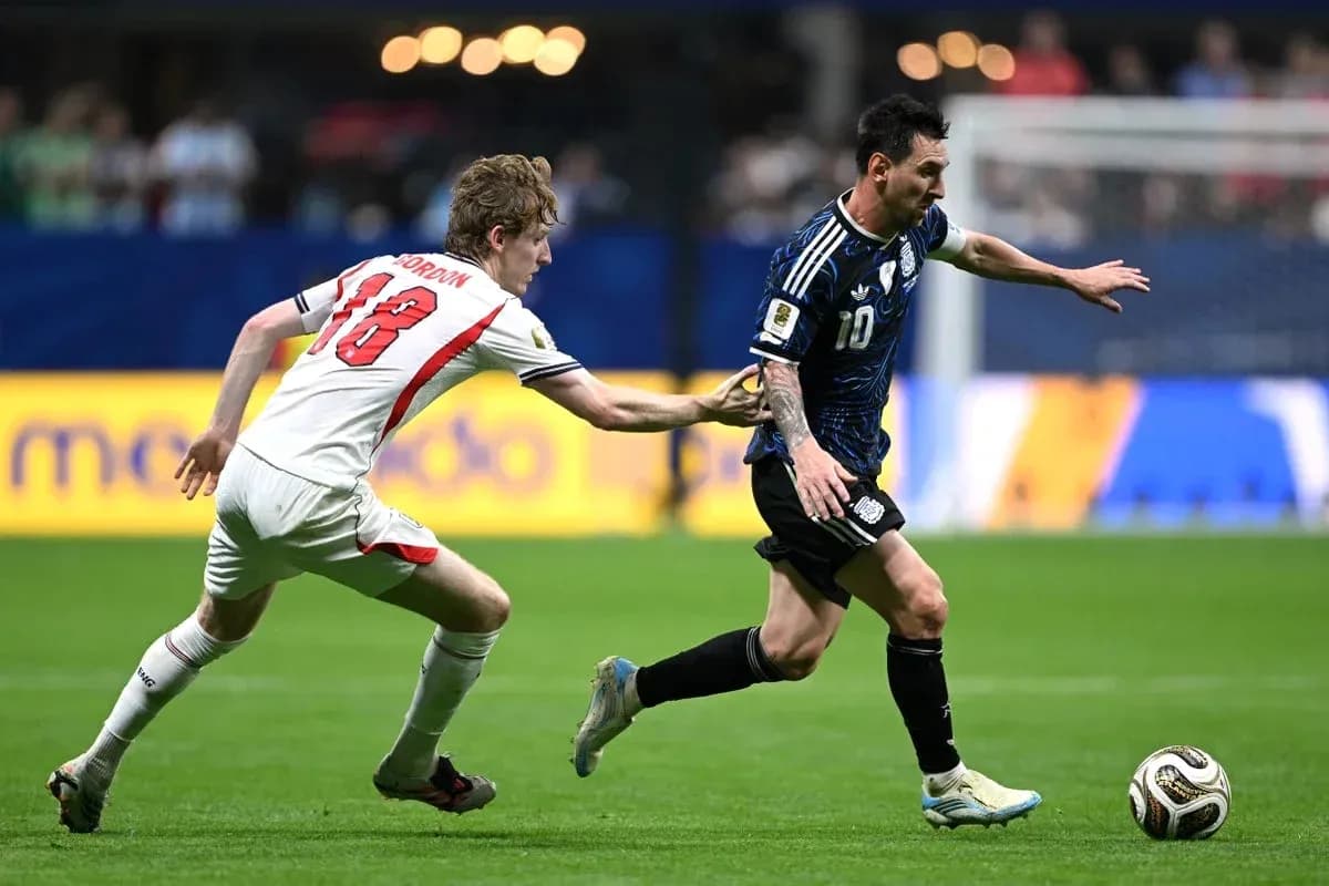 Jugador argentino driblando mientras es seguido por adversario