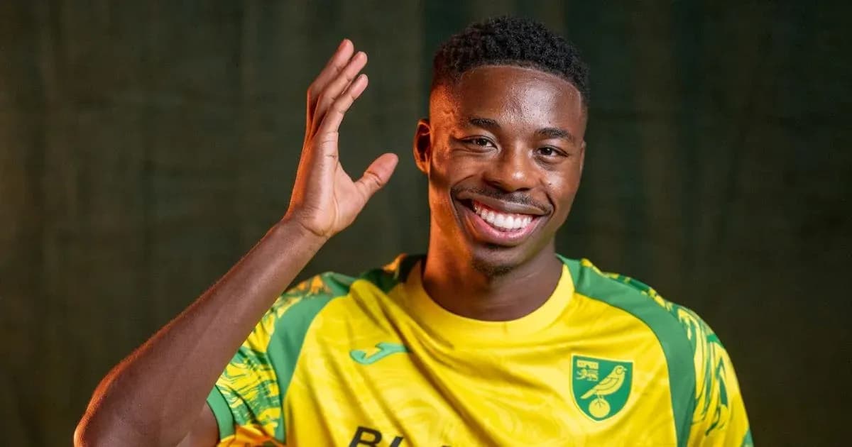 Jugador de Norwich City saludando con una sonrisa
