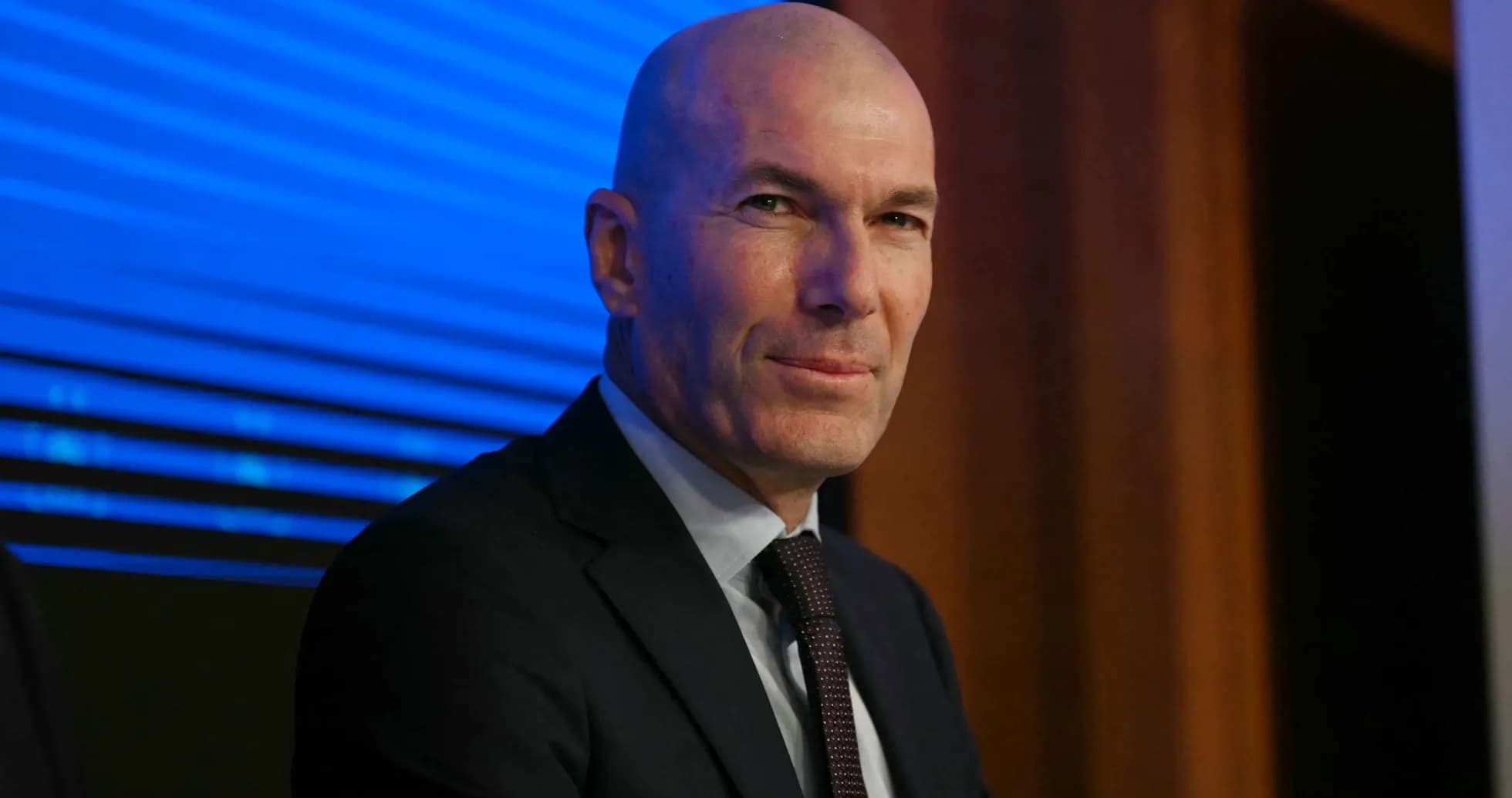 Hombre calvo sentado en conferencia de prensa
