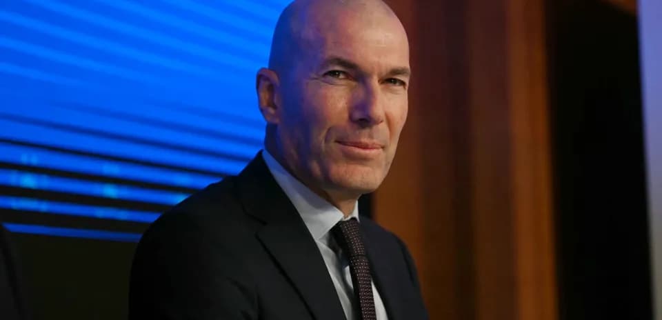 Hombre calvo sentado en conferencia de prensa