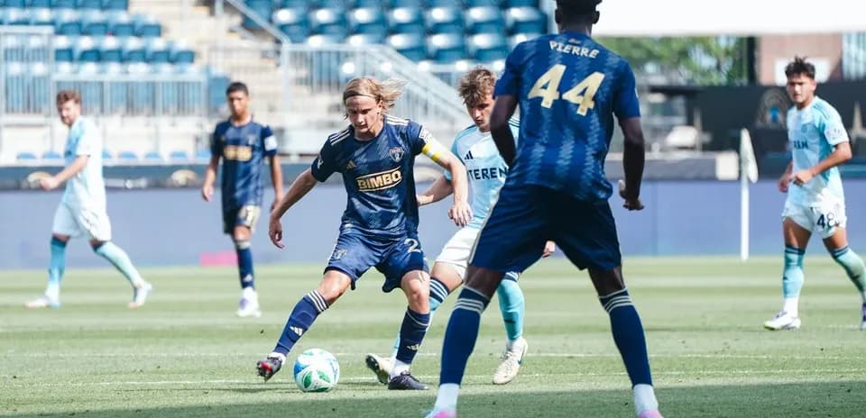 Jugadores de Chattanooga y Philadelphia Union II en acción