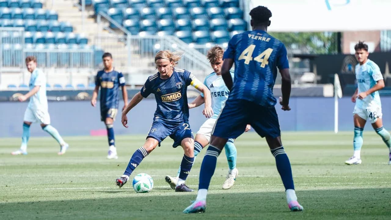 Jugadores de Chattanooga y Philadelphia Union II en acción
