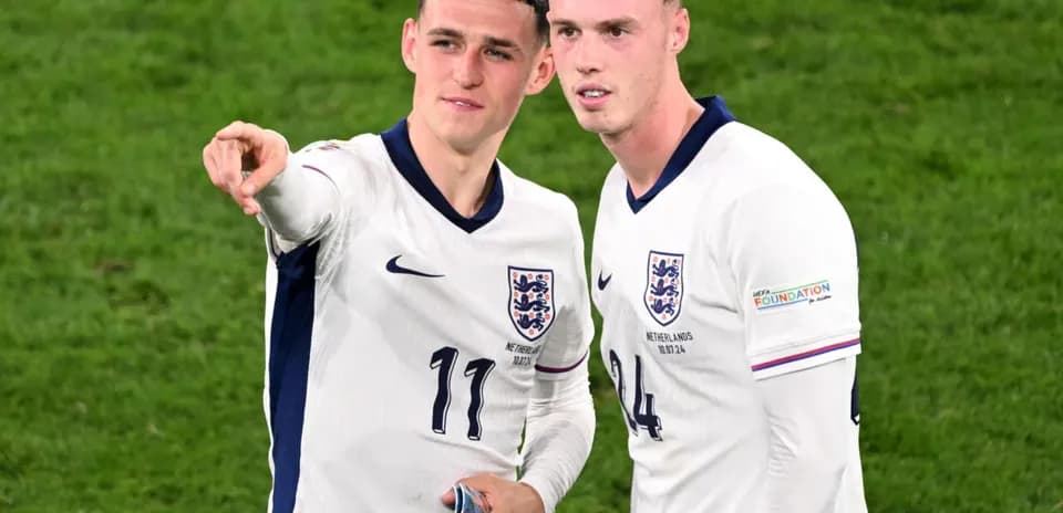 Jugadores de Inglaterra conversando en el campo