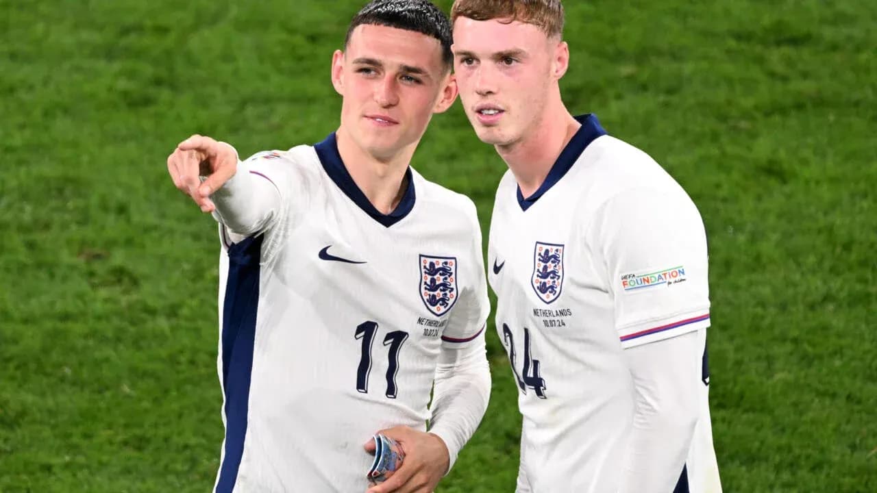 Jugadores de Inglaterra conversando en el campo