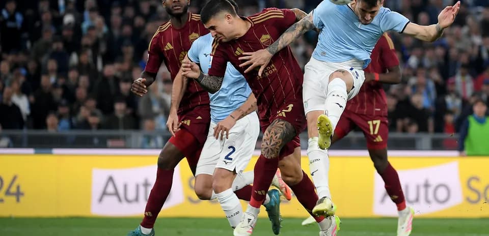 Acción del partido AS Roma contra Lazio