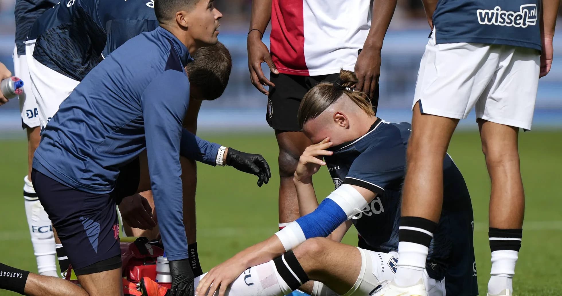 Jugador recibiendo atención médica en el campo