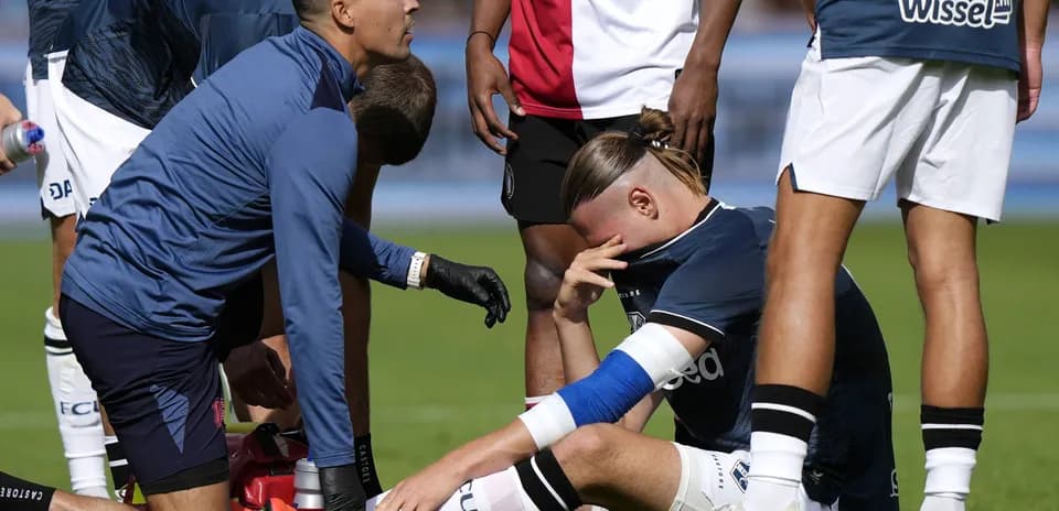 Jugador recibiendo atención médica en el campo