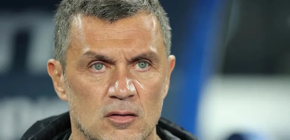 Entrenador observando el partido desde la línea de banda
