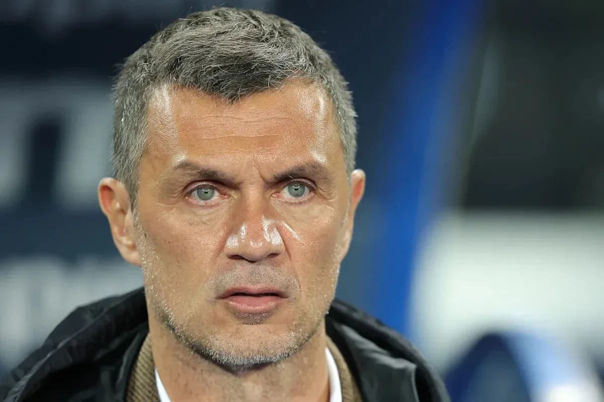 Entrenador observando el partido desde la línea de banda
