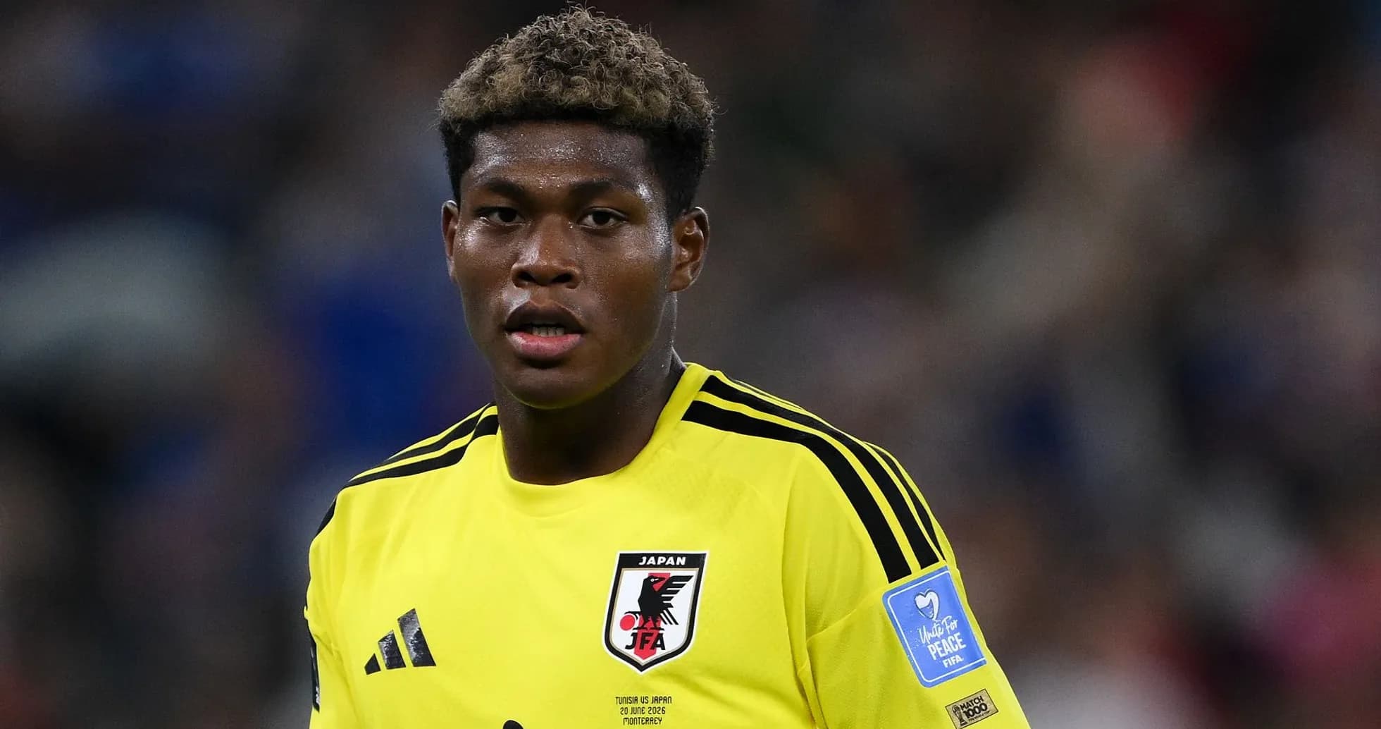 Jugador japonés con uniforme amarillo en el campo
