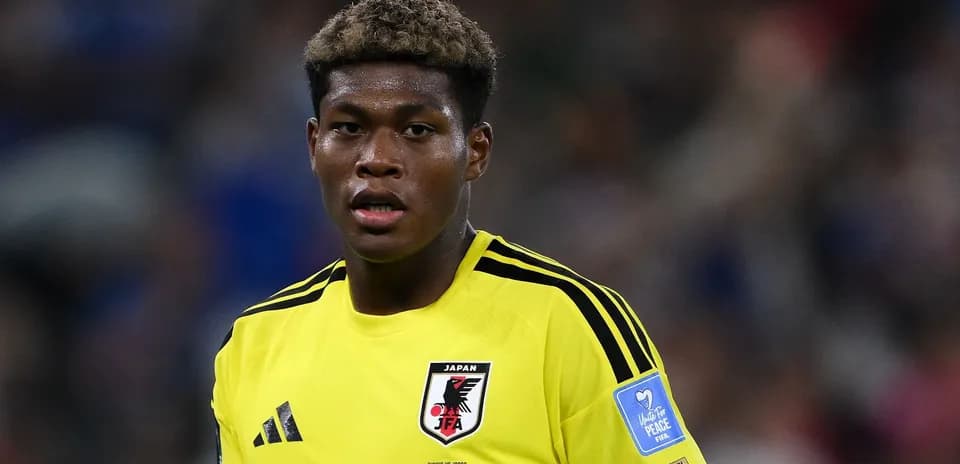 Jugador japonés con uniforme amarillo en el campo