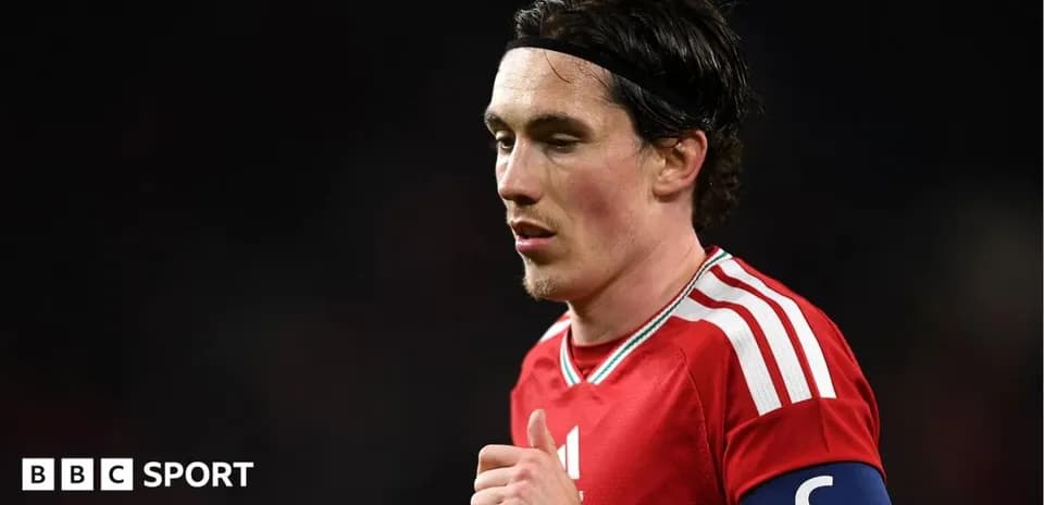 Jugador con camiseta roja y banda de capitán