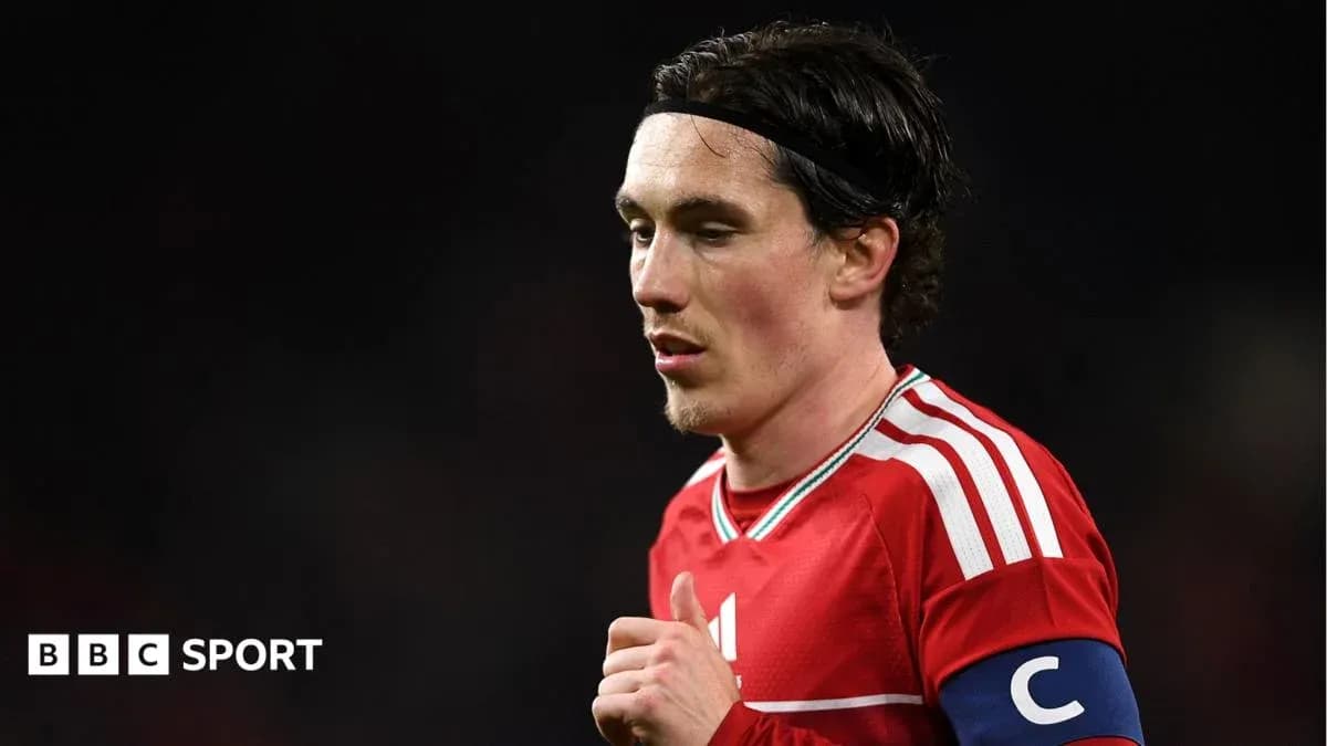 Jugador con camiseta roja y banda de capitán