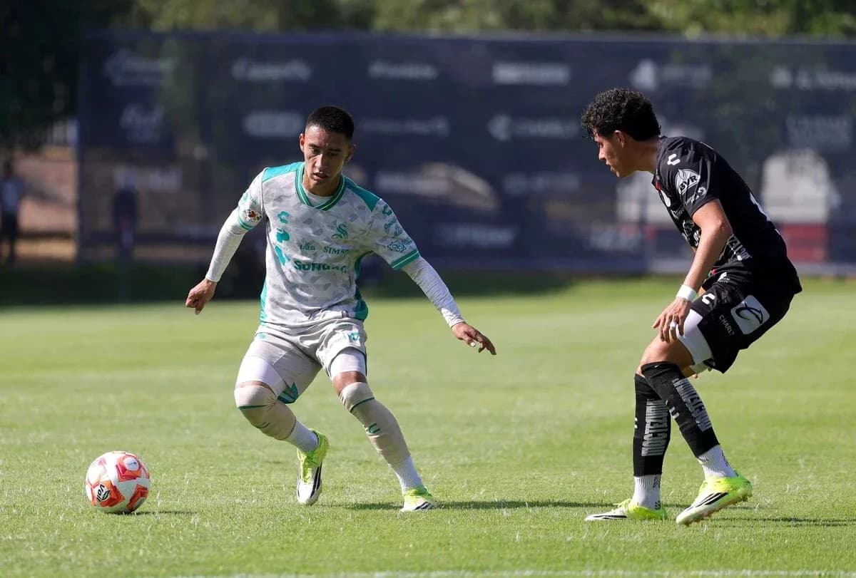 Jugador de Santos Laguna U21 driblando a rival