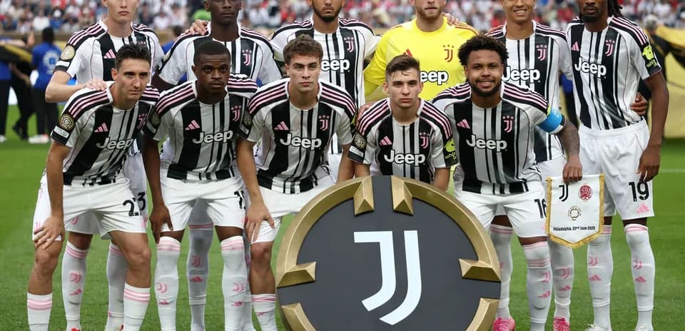 Jugadores de Juventus posando antes del partido