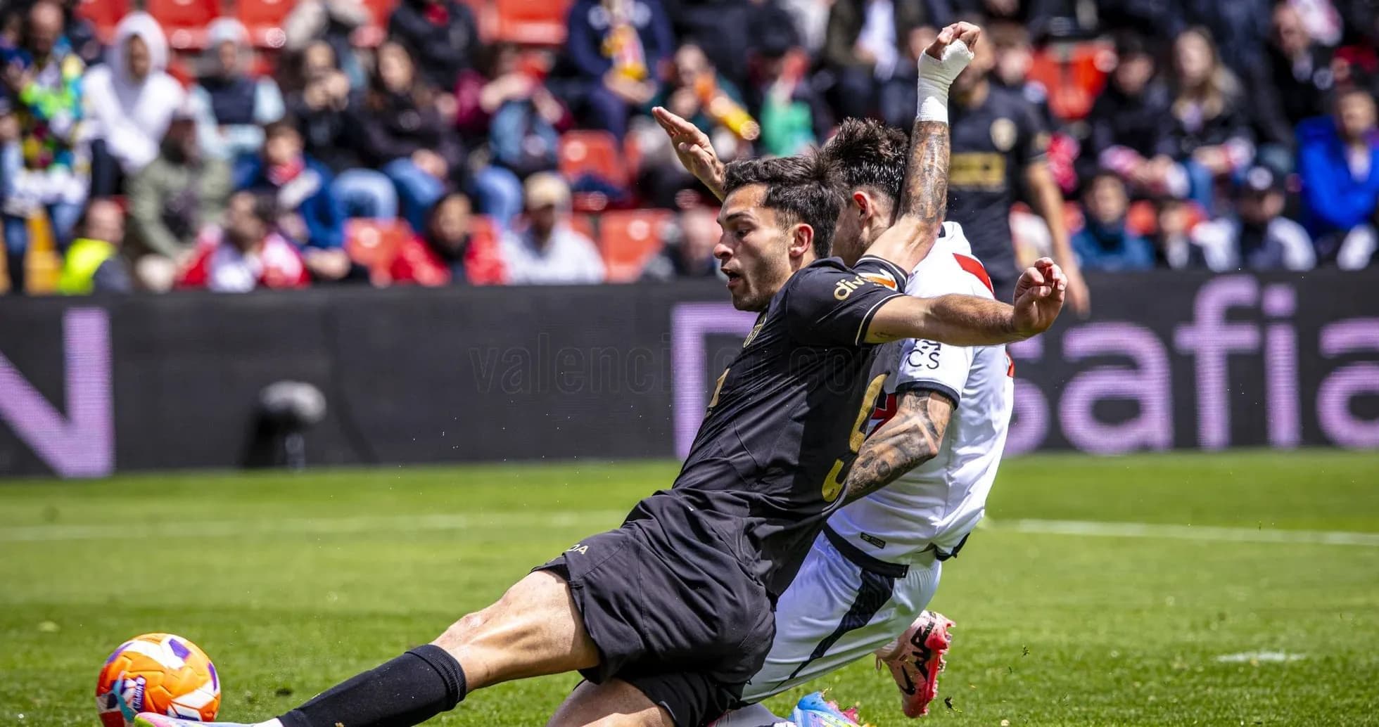 Jugador de Valencia y Rayo Vallecano en acción