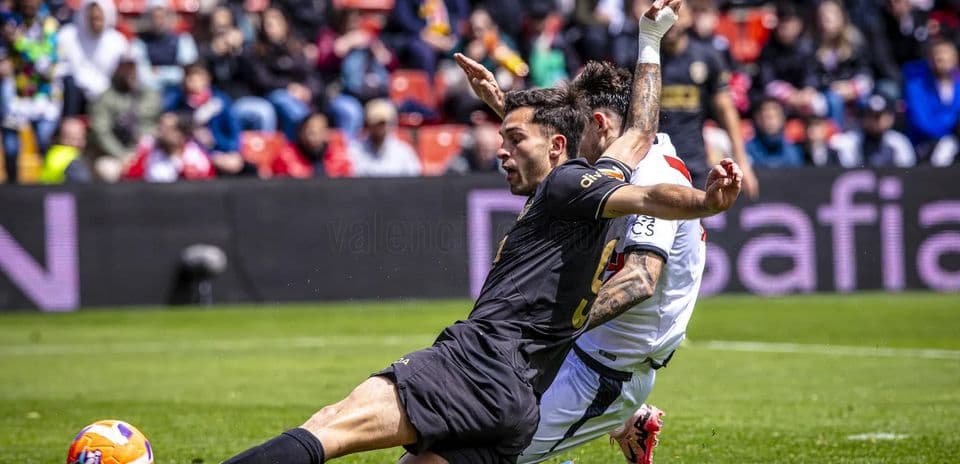 Jugador de Valencia y Rayo Vallecano en acción