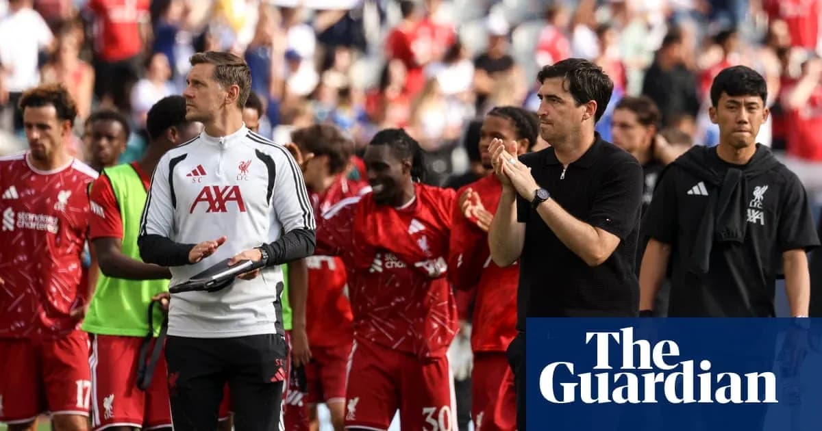 Entrenador y jugadores de Liverpool aplaudiendo tras partido