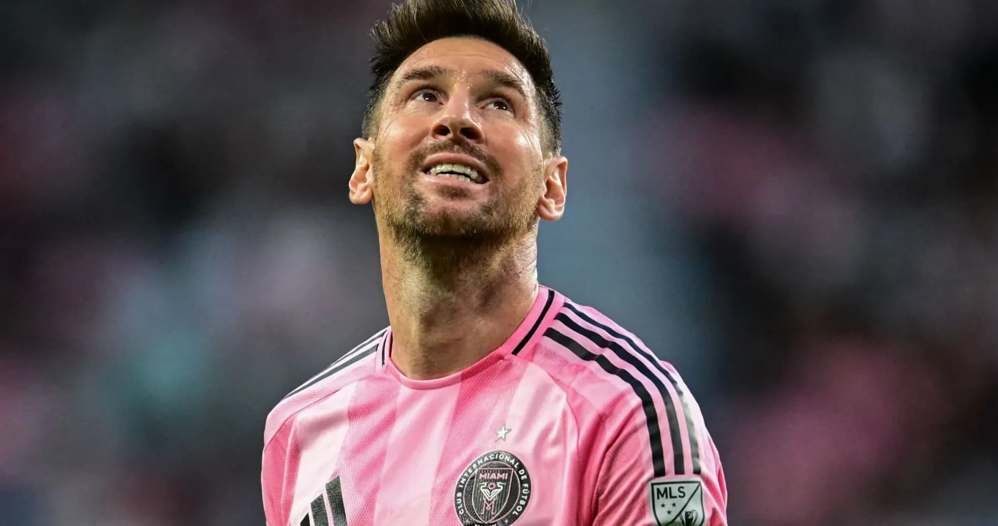 Jugador mirando hacia arriba en uniforme rosa