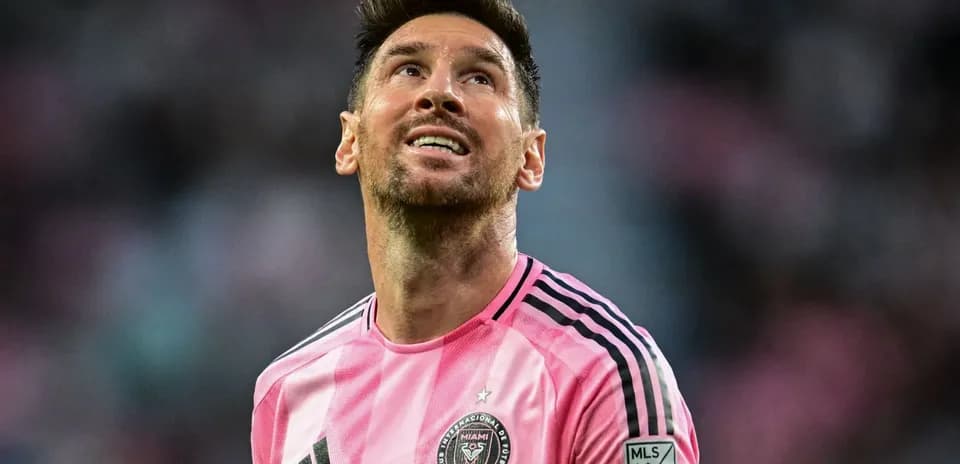 Jugador mirando hacia arriba en uniforme rosa