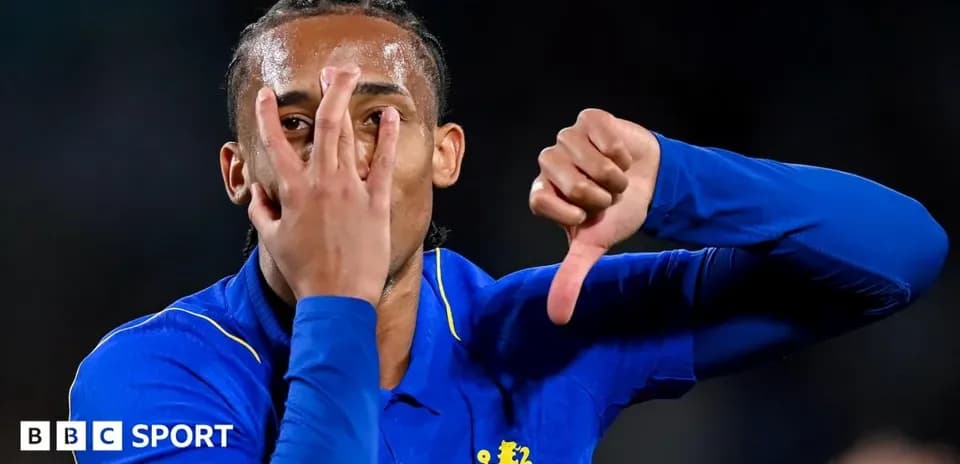 Jugador de Chelsea mostrando gesto tras gol