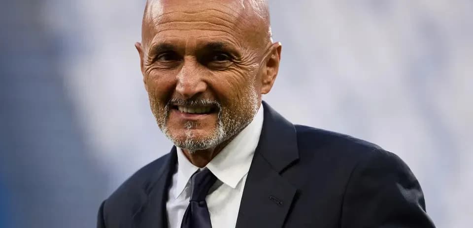 Entrenador sonriendo en el estadio antes del partido