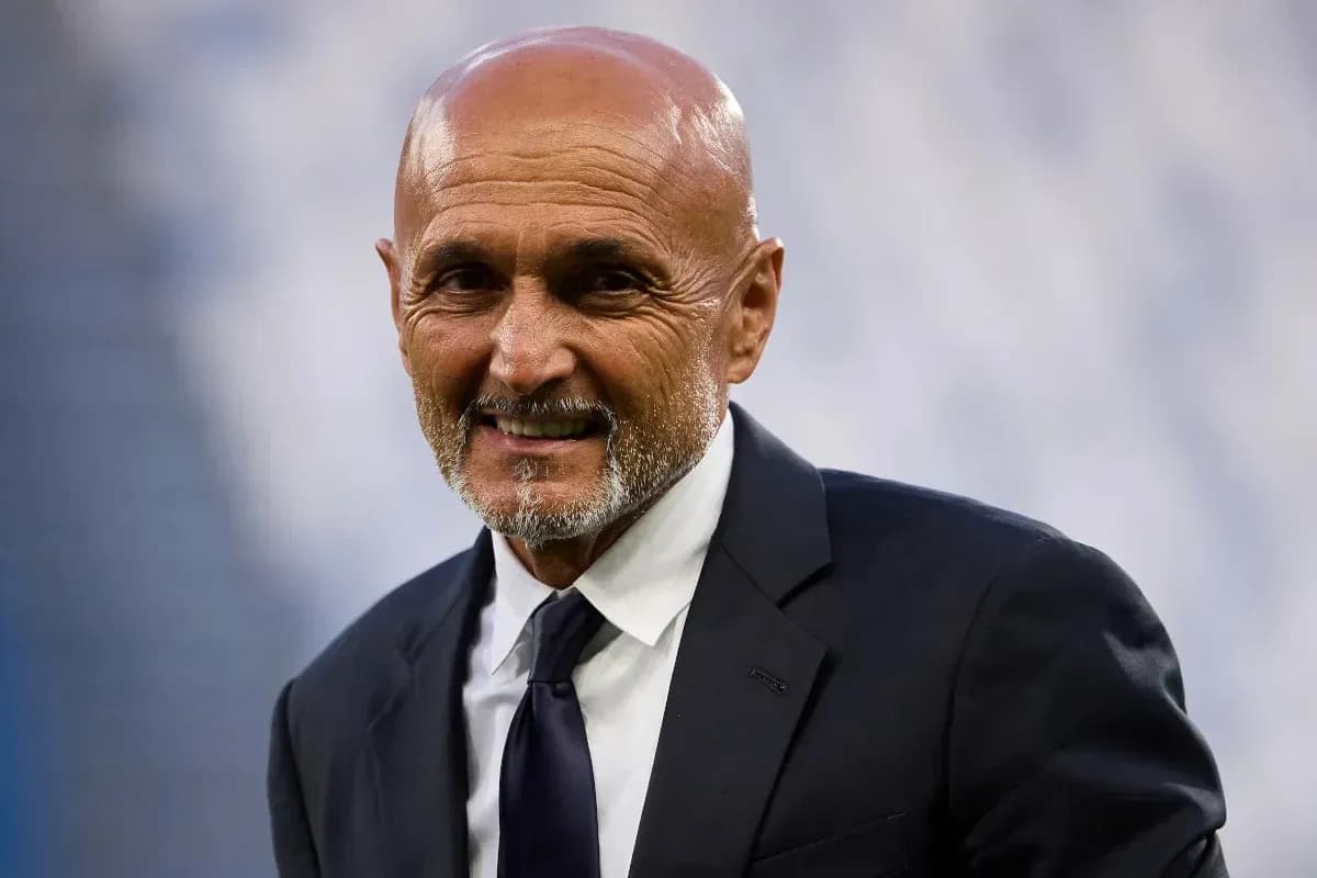 Entrenador sonriendo en el estadio antes del partido