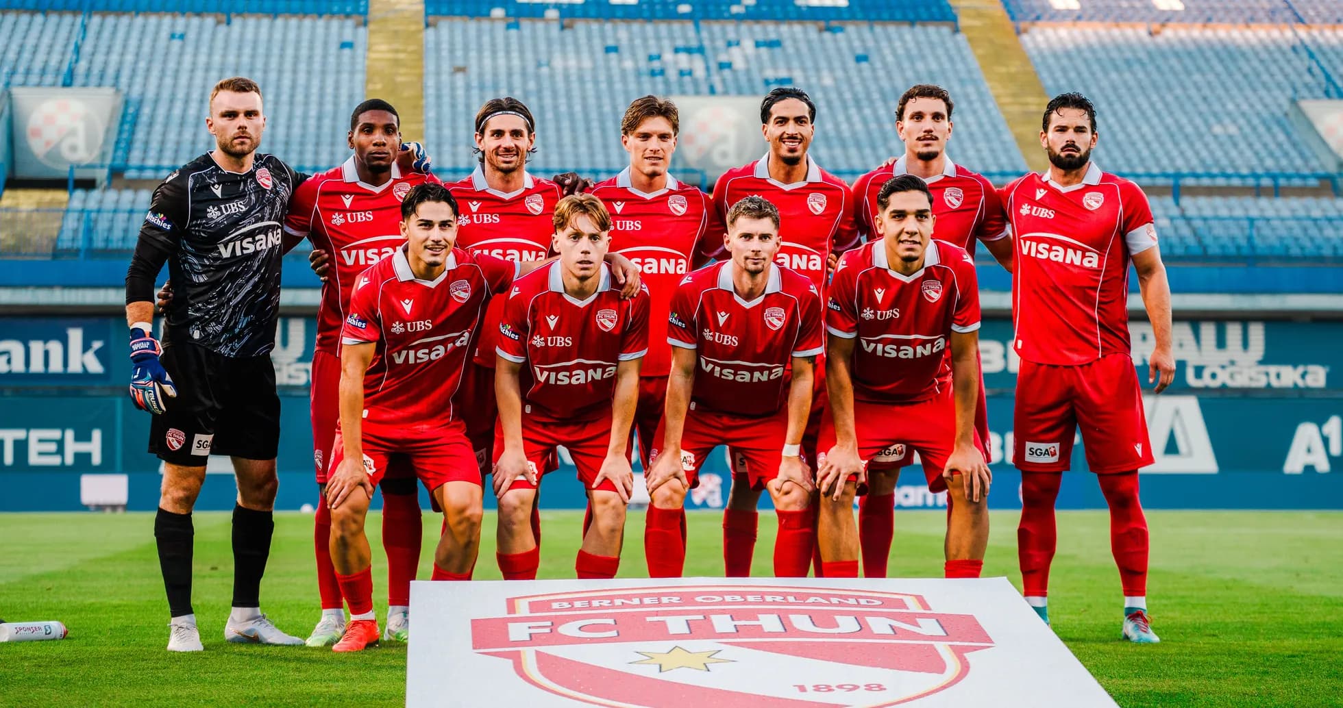 Equipo de FC Thun posando en el estadio
