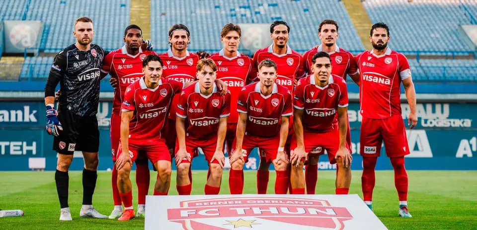 Equipo de FC Thun posando en el estadio