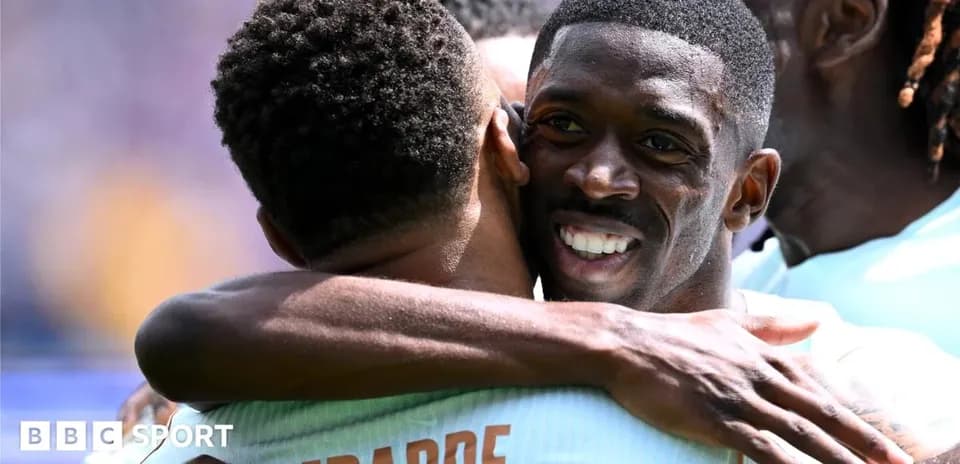 Jugadores abrazándose después de un gol marcado
