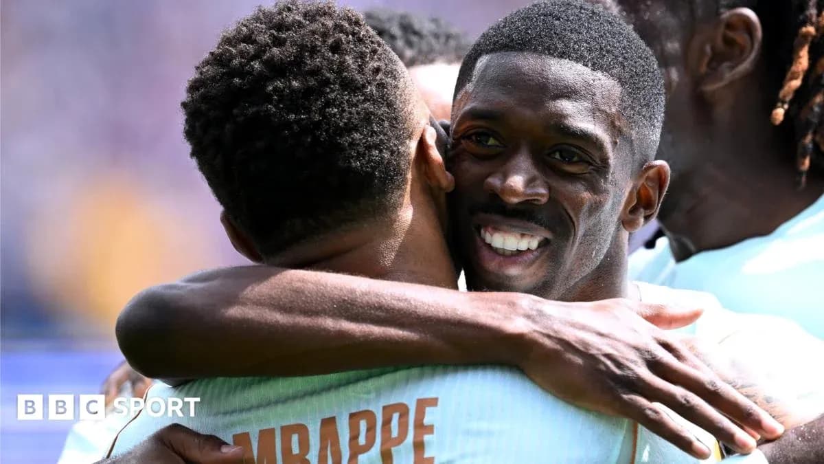 Jugadores abrazándose después de un gol marcado