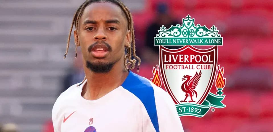Jugador de PSG con logo de Liverpool de fondo