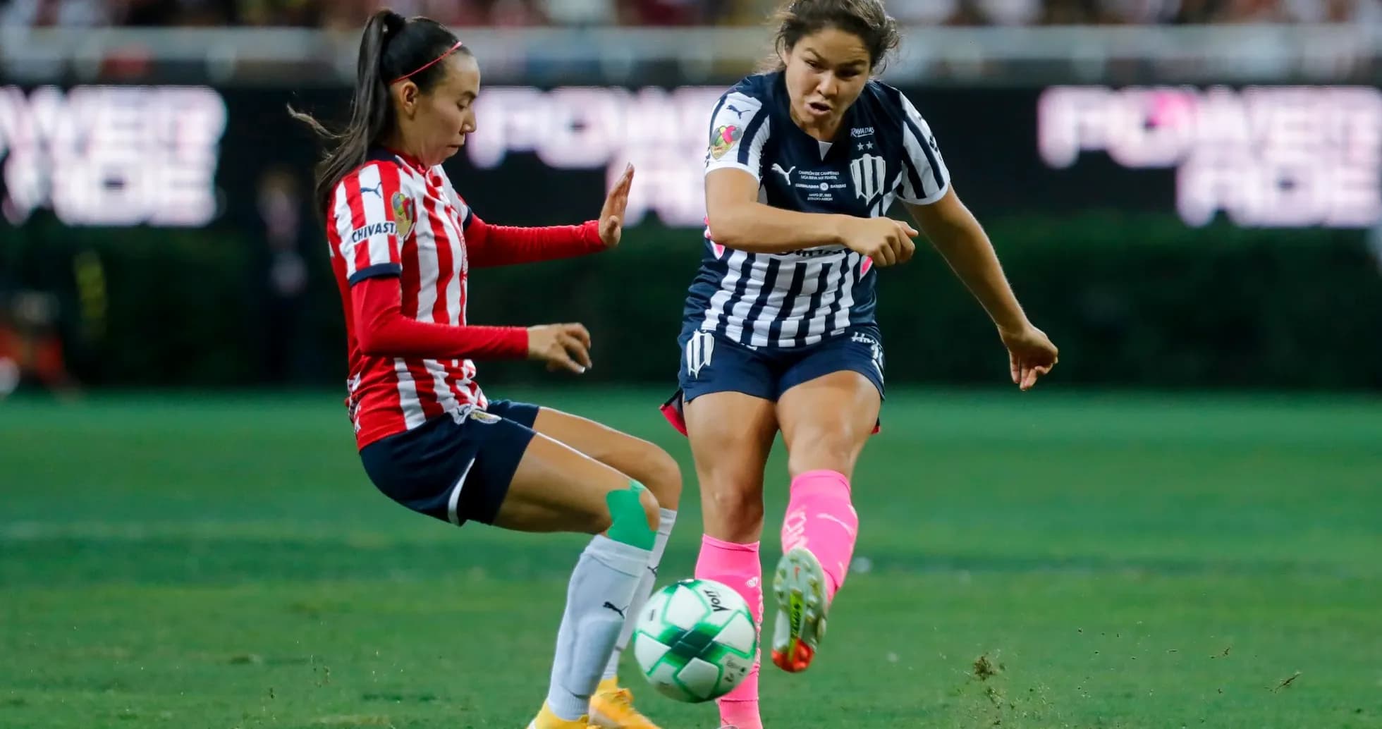 Jugadora de Monterrey W en acción contra Guadalajara W