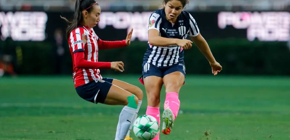 Jugadora de Monterrey W en acción contra Guadalajara W