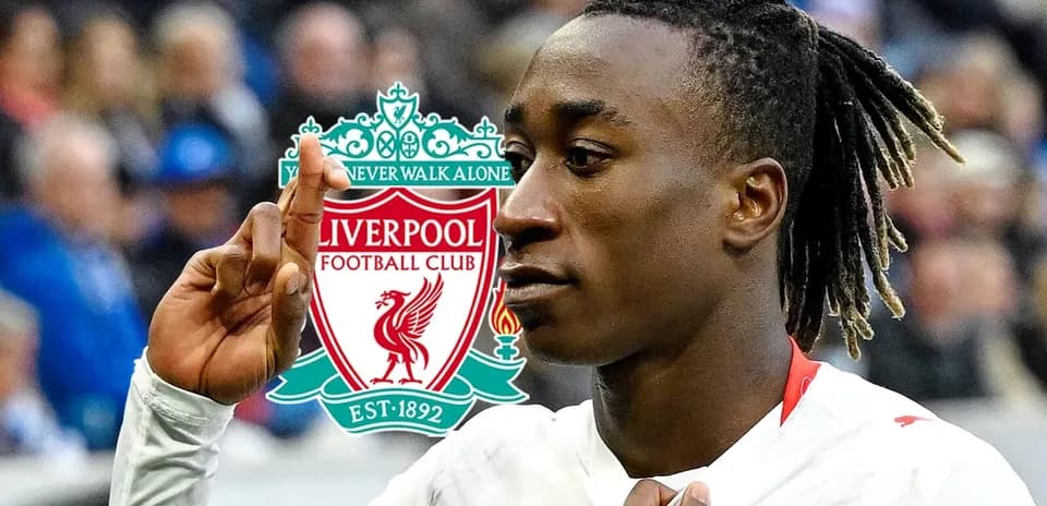 Jugador de Liverpool celebrando con gesto de la mano