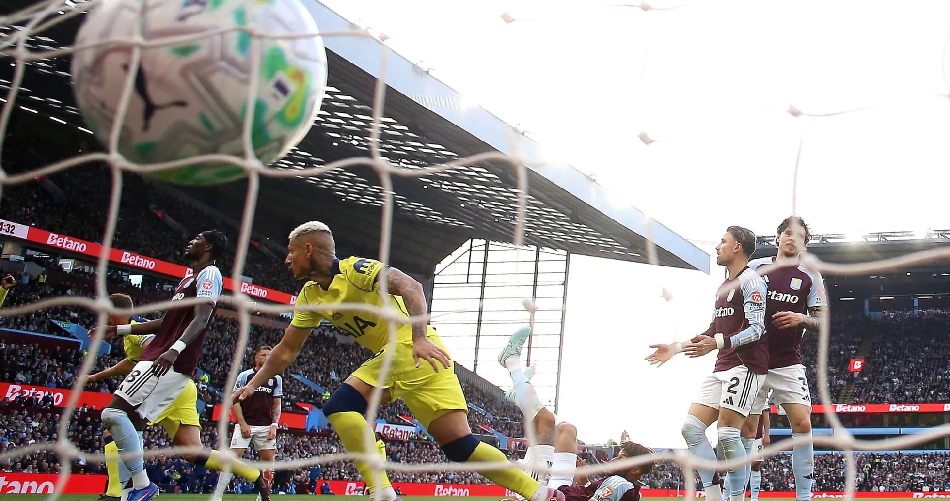 Jugador de Tottenham anotando un gol contra Aston Villa
