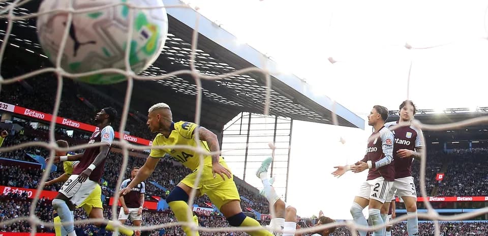 Jugador de Tottenham anotando un gol contra Aston Villa