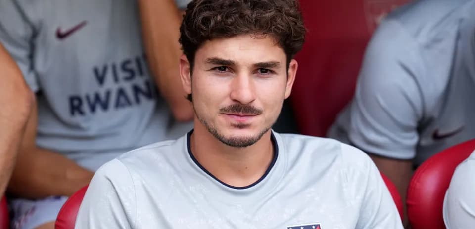 Jugador sentado en el banquillo del equipo