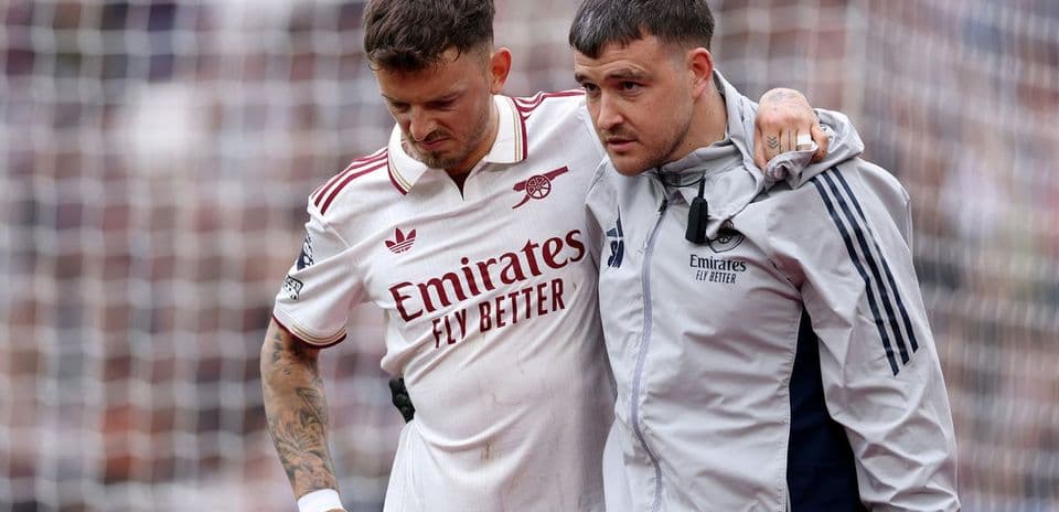 Jugador de Arsenal siendo ayudado por personal médico