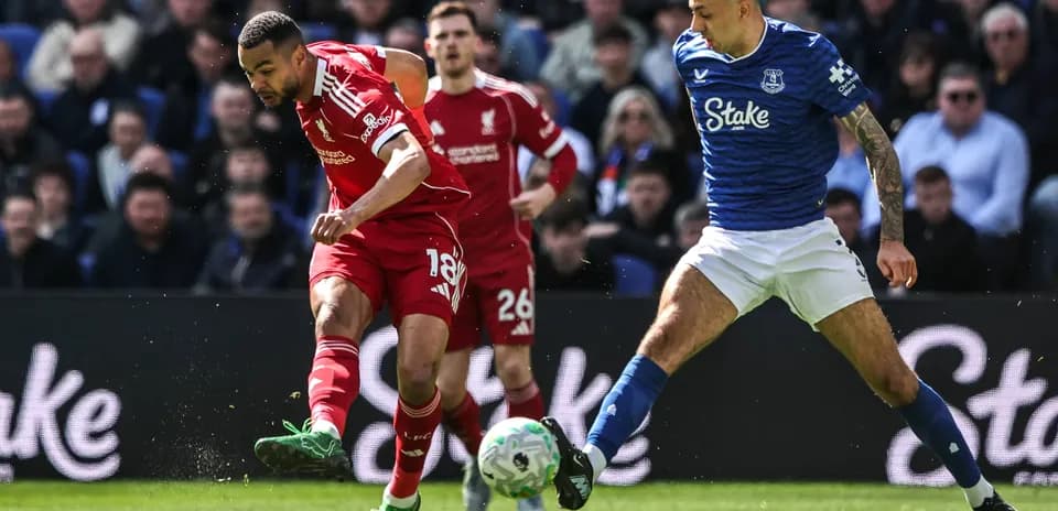 Jugador de Liverpool driblando frente a oponente de Everton