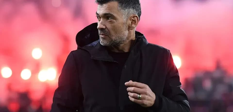 Entrenador observando el ambiente del estadio