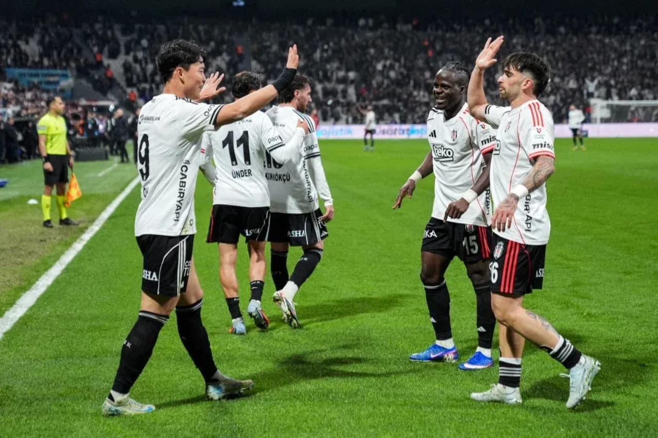 Jugadores de Beşiktaş celebrando un gol