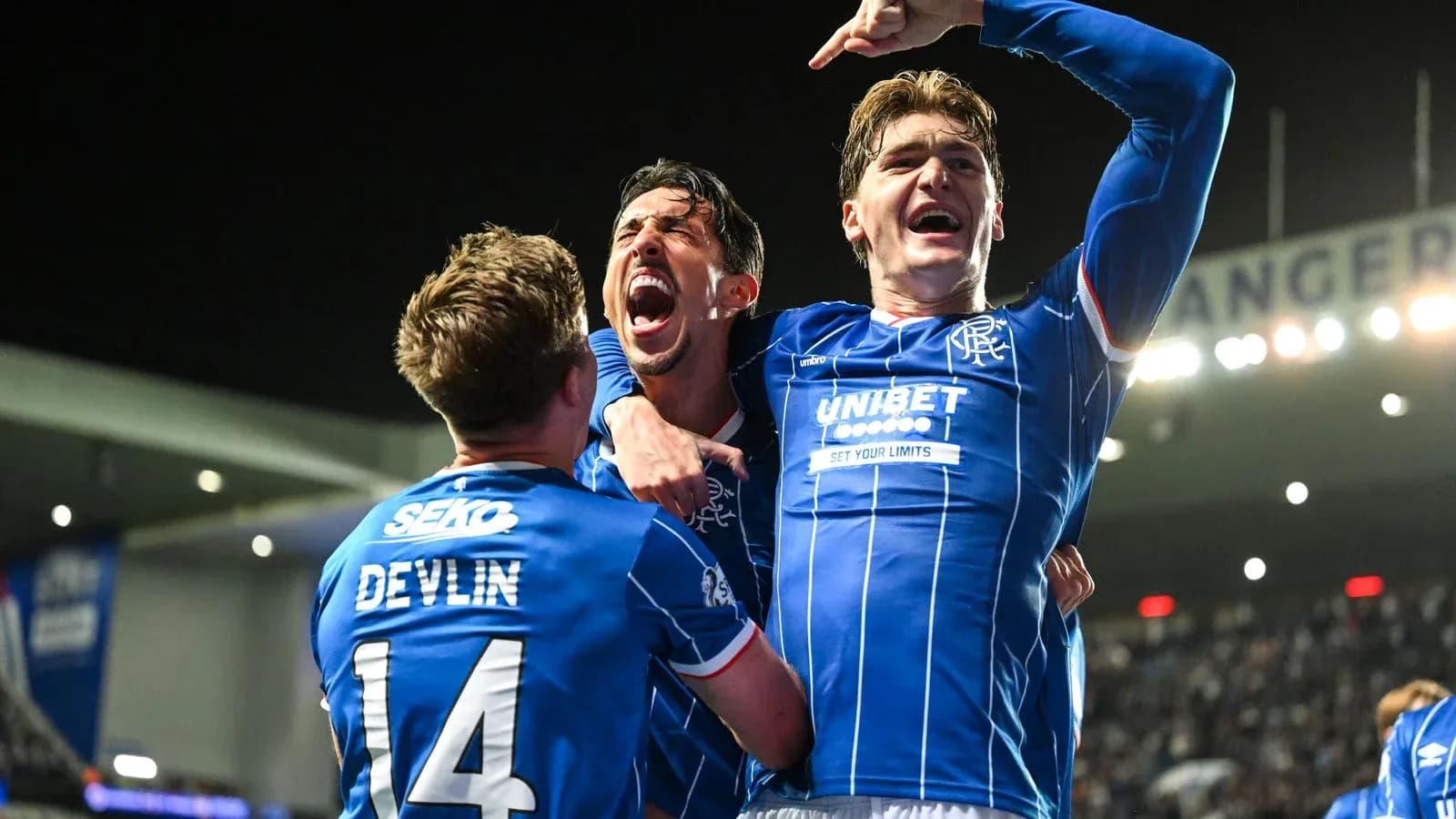 Jugadores de Rangers celebrando un gol en el estadio