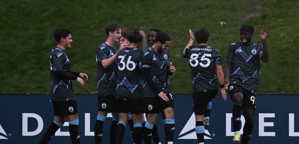 Jugadores celebrando un gol durante el partido