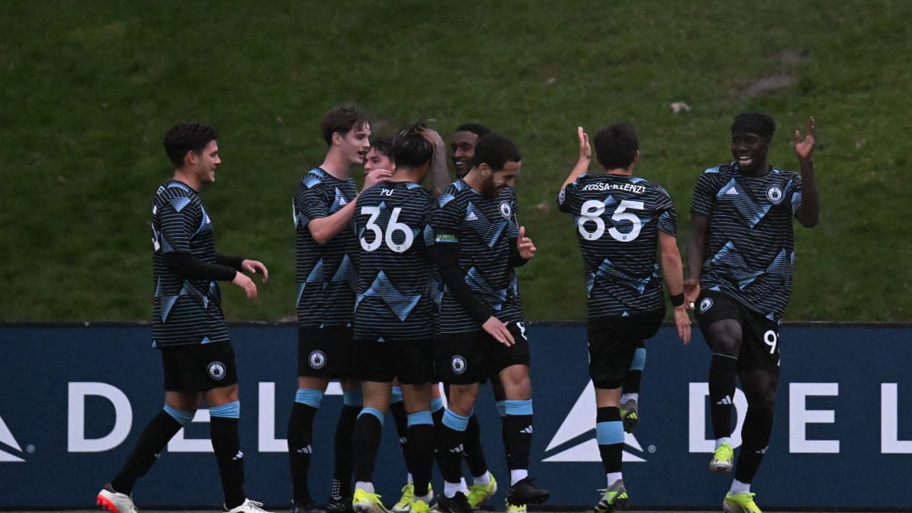 Jugadores celebrando un gol durante el partido