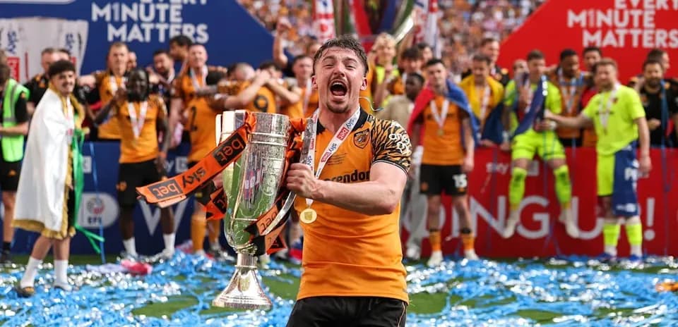 Jugador de Hull City celebra con trofeo en el campo