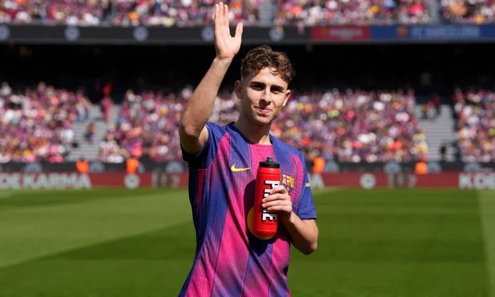 Jugador de Barcelona saludando con botella de agua