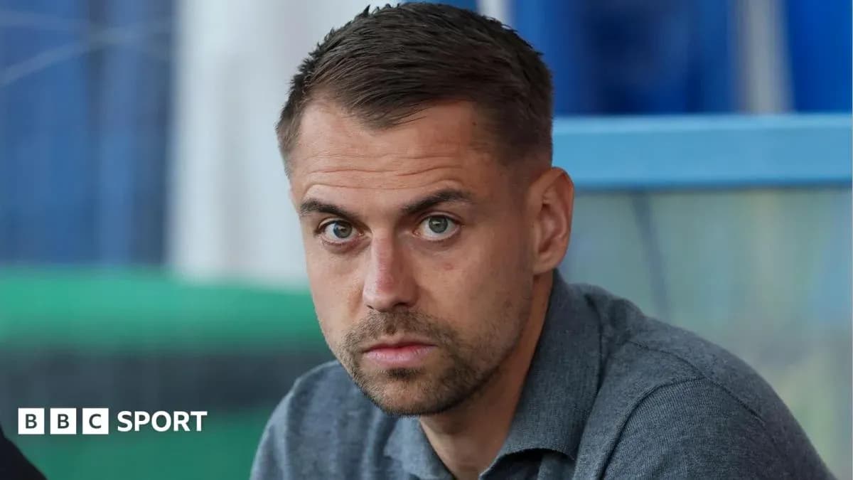 Hombre con mirada seria en un entorno deportivo