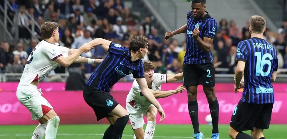 Cagliari e Inter luchando por el balón