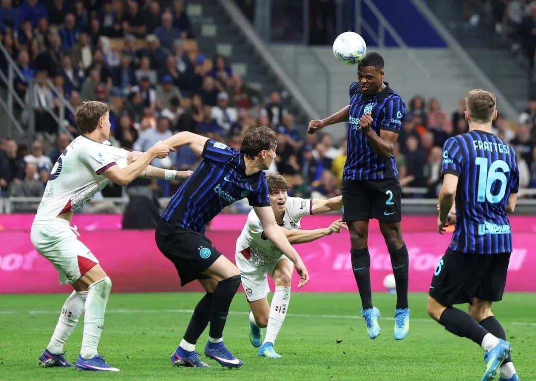 Cagliari e Inter luchando por el balón